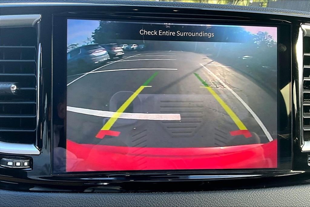 Used 2024 Chrysler Pacifica Touring-L image 14