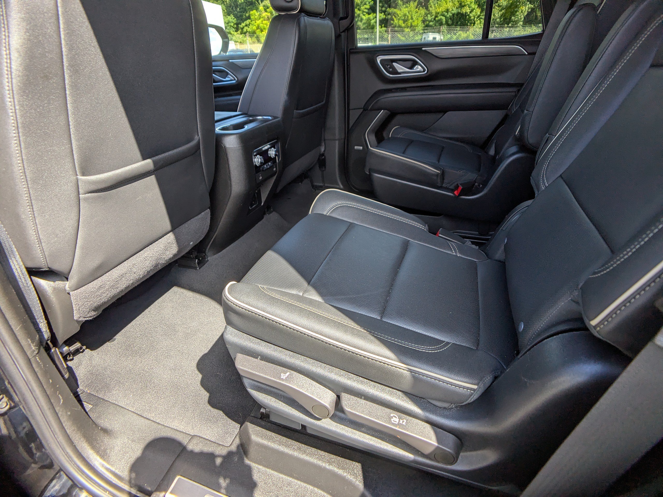 Used 2023 GMC Yukon SLT AWD/4WD image 16