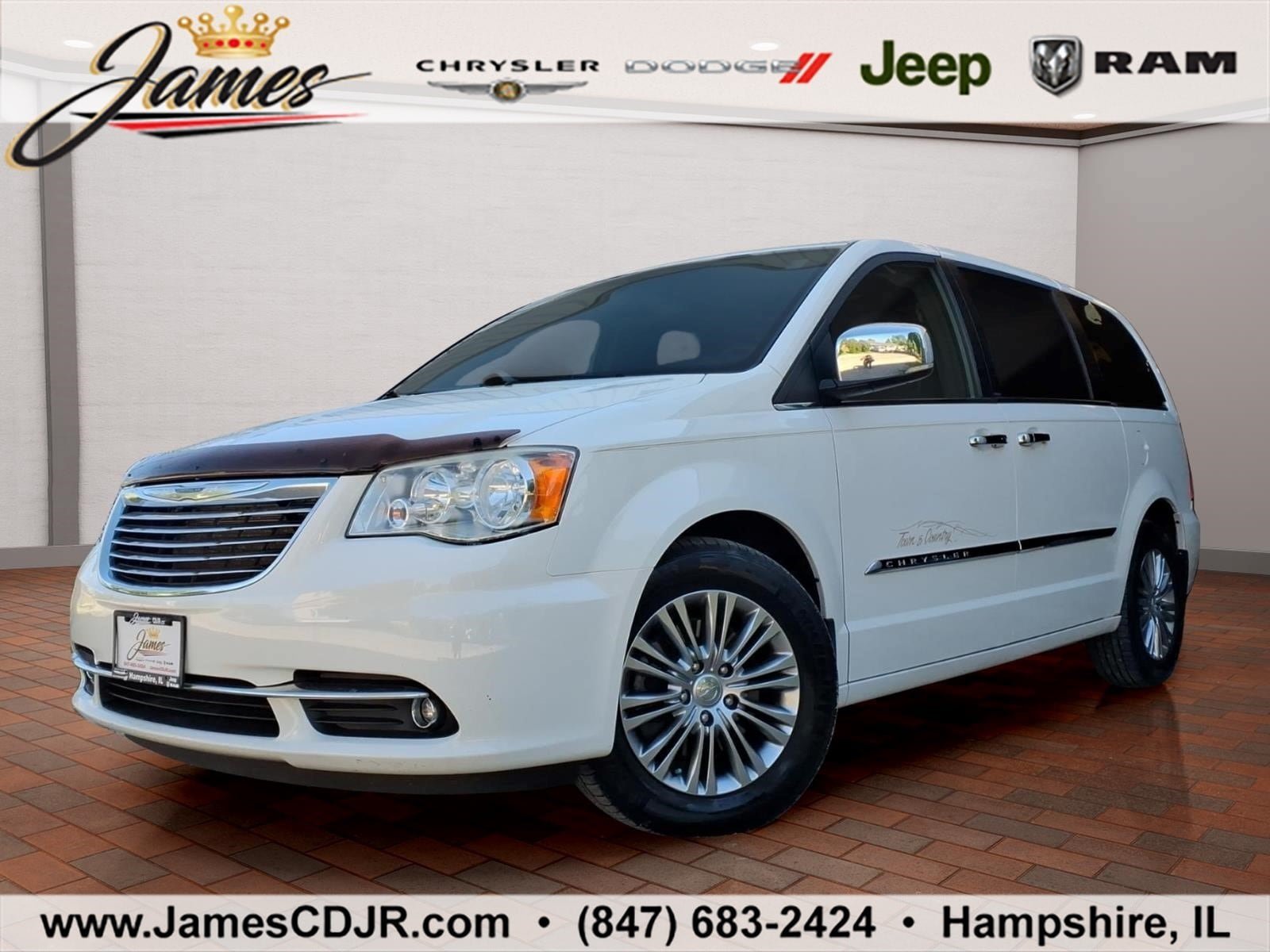 Used 2013 Chrysler Town & Country Touring-L w/ Driver Convenience Group FWD image 1
