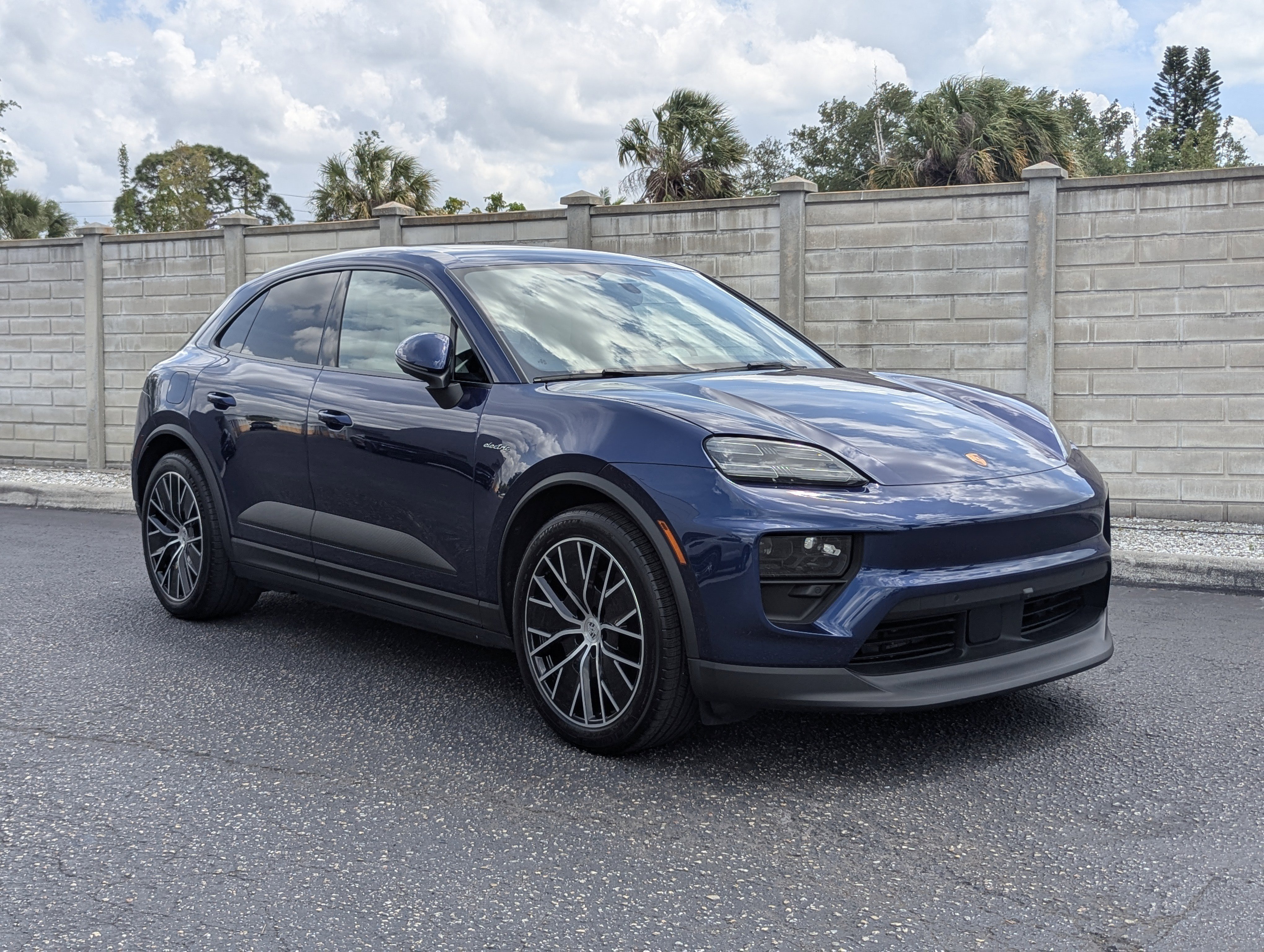 Certified 2025 Porsche Macan Electric RWD image 9