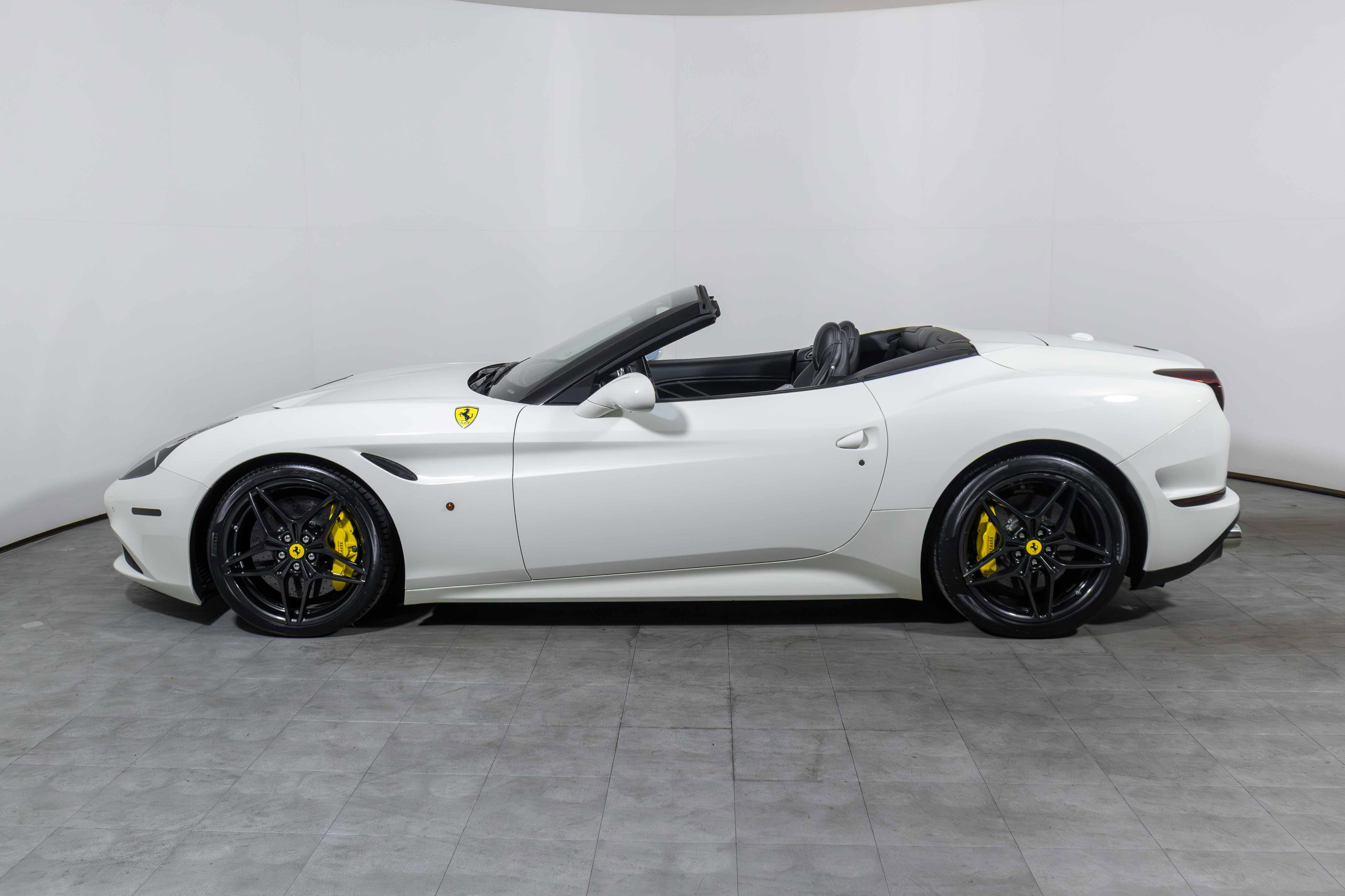 Certified 2016 Ferrari California T image 5