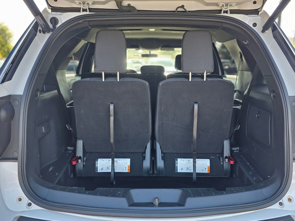 Used 2018 Ford Explorer XLT w/ Equipment Group 201A FWD image 11