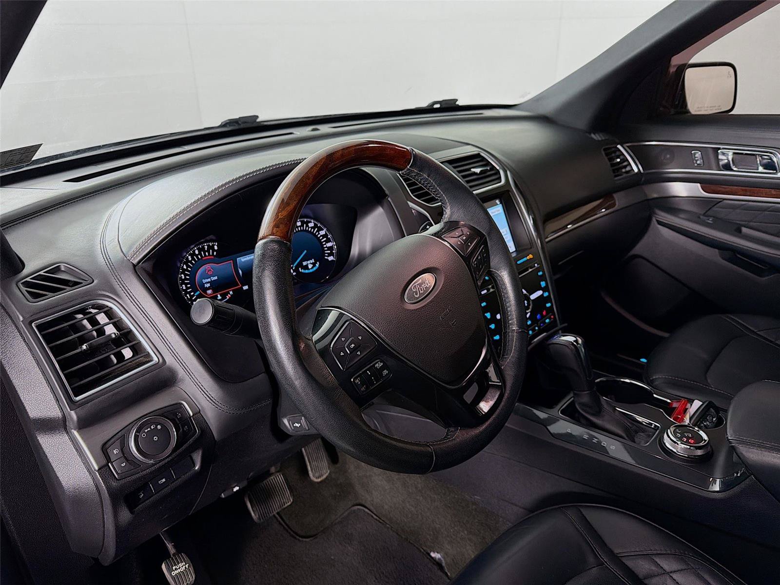 Used 2018 Ford Explorer Platinum AWD/4WD image 16