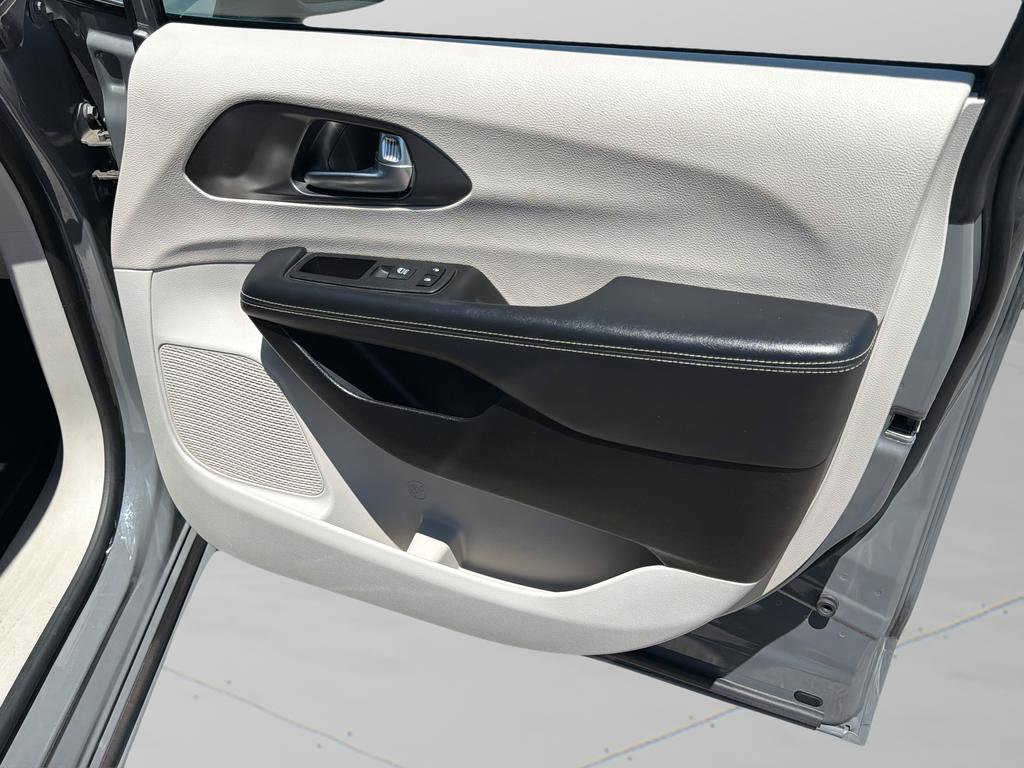 Used 2023 Chrysler Pacifica Touring-L FWD image 9