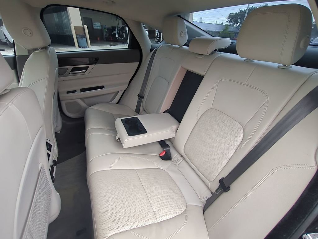 Used 2016 Jaguar XF Prestige image 12