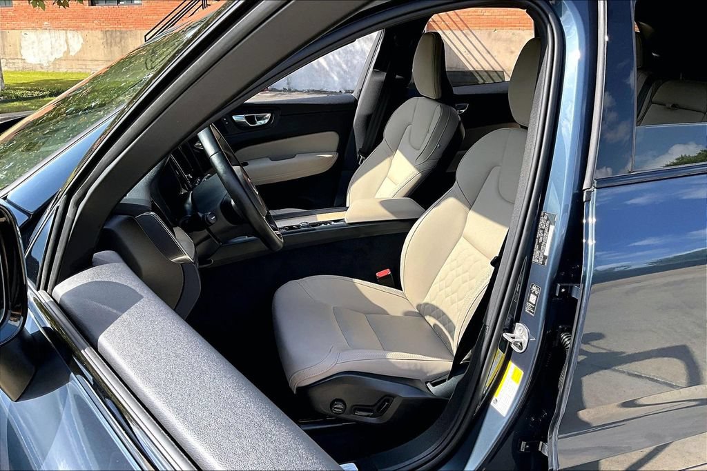 Used 2026 Volvo XC60 B5 Plus AWD/4WD image 33