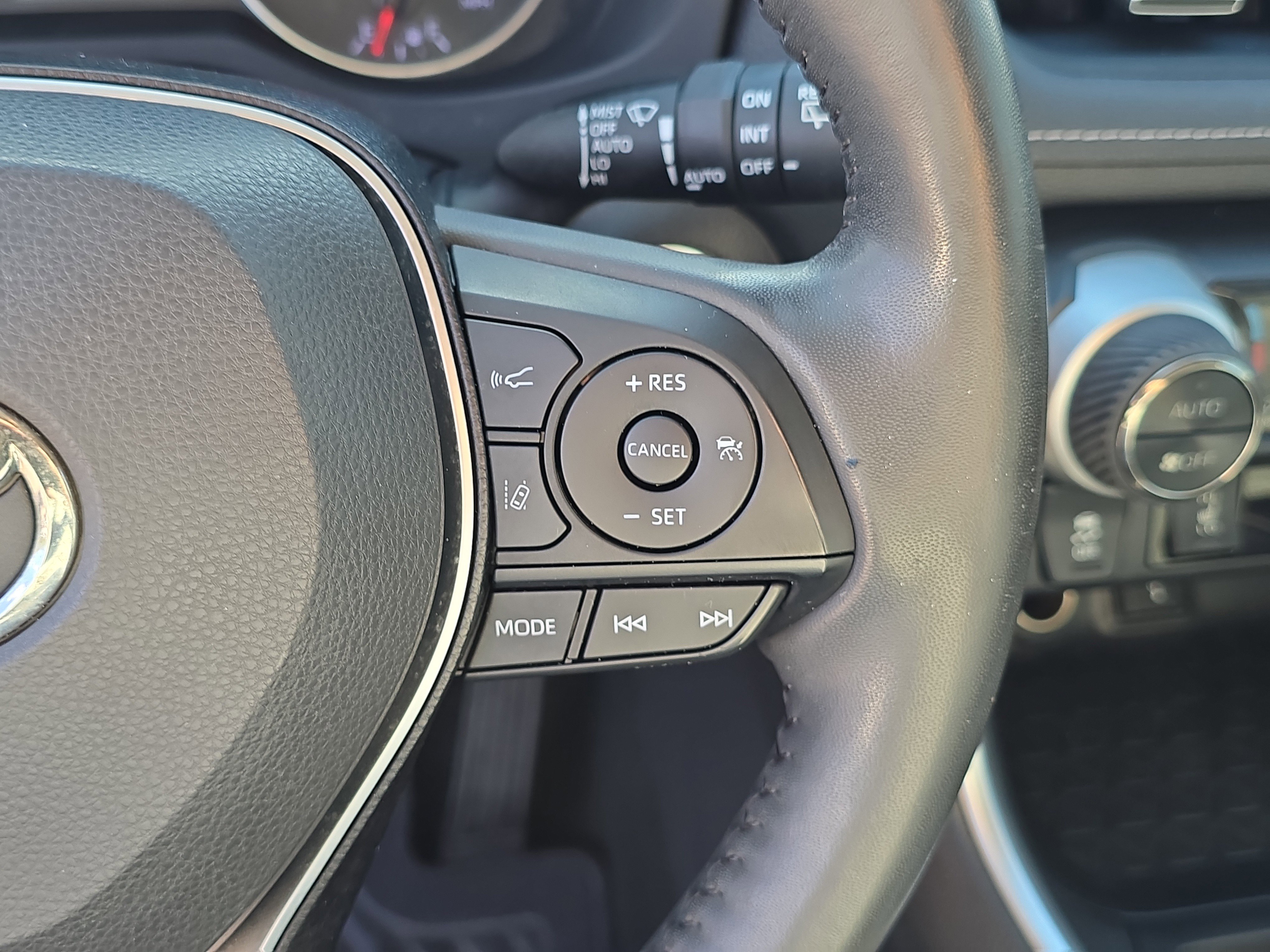 Used 2020 Toyota RAV4 XLE Premium image 34