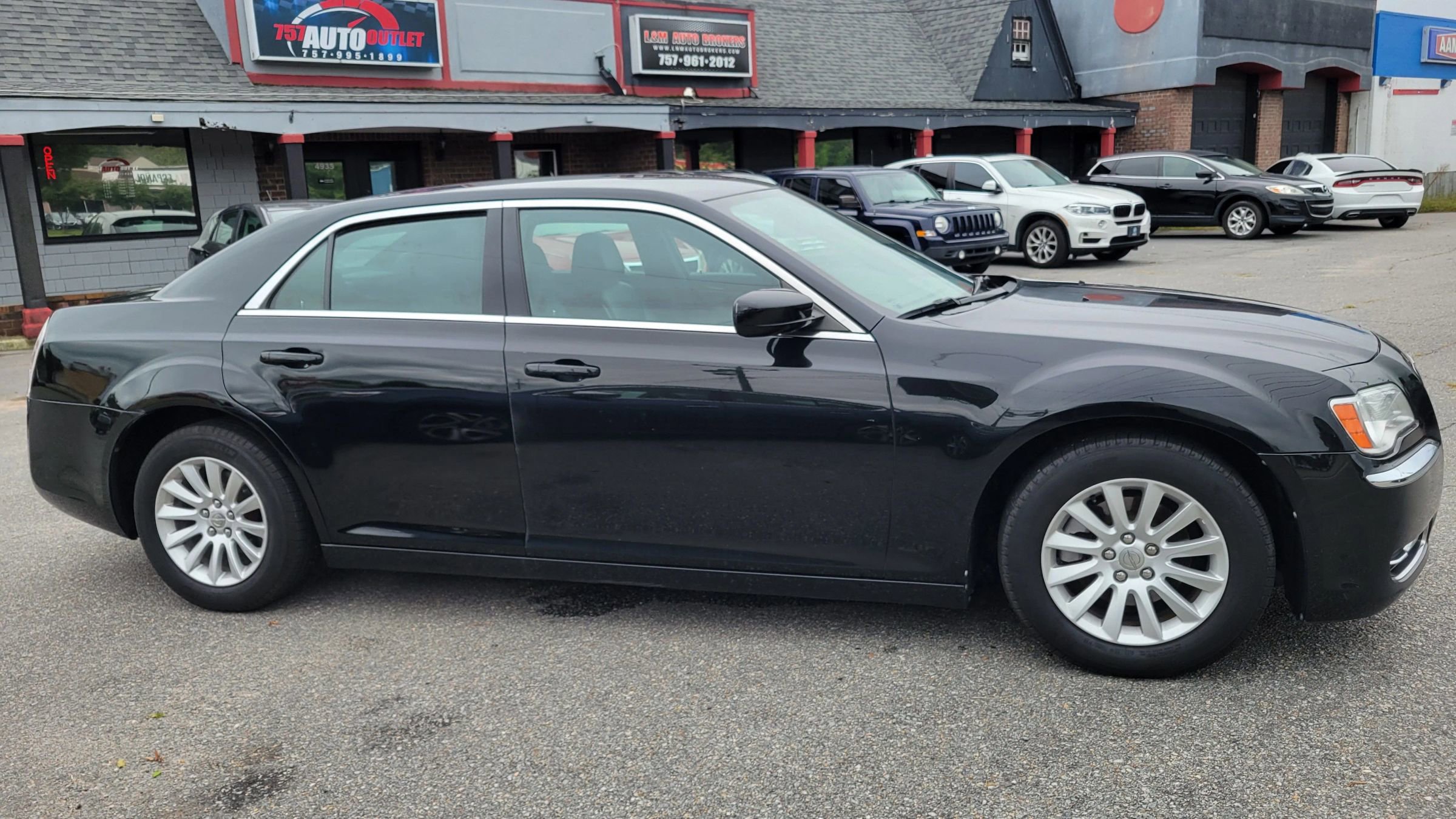 Used 2013 Chrysler 300 image 6