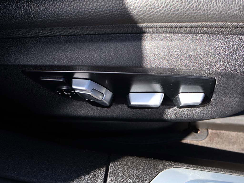 Used 2022 BMW 740i w/ M Sport Package image 36