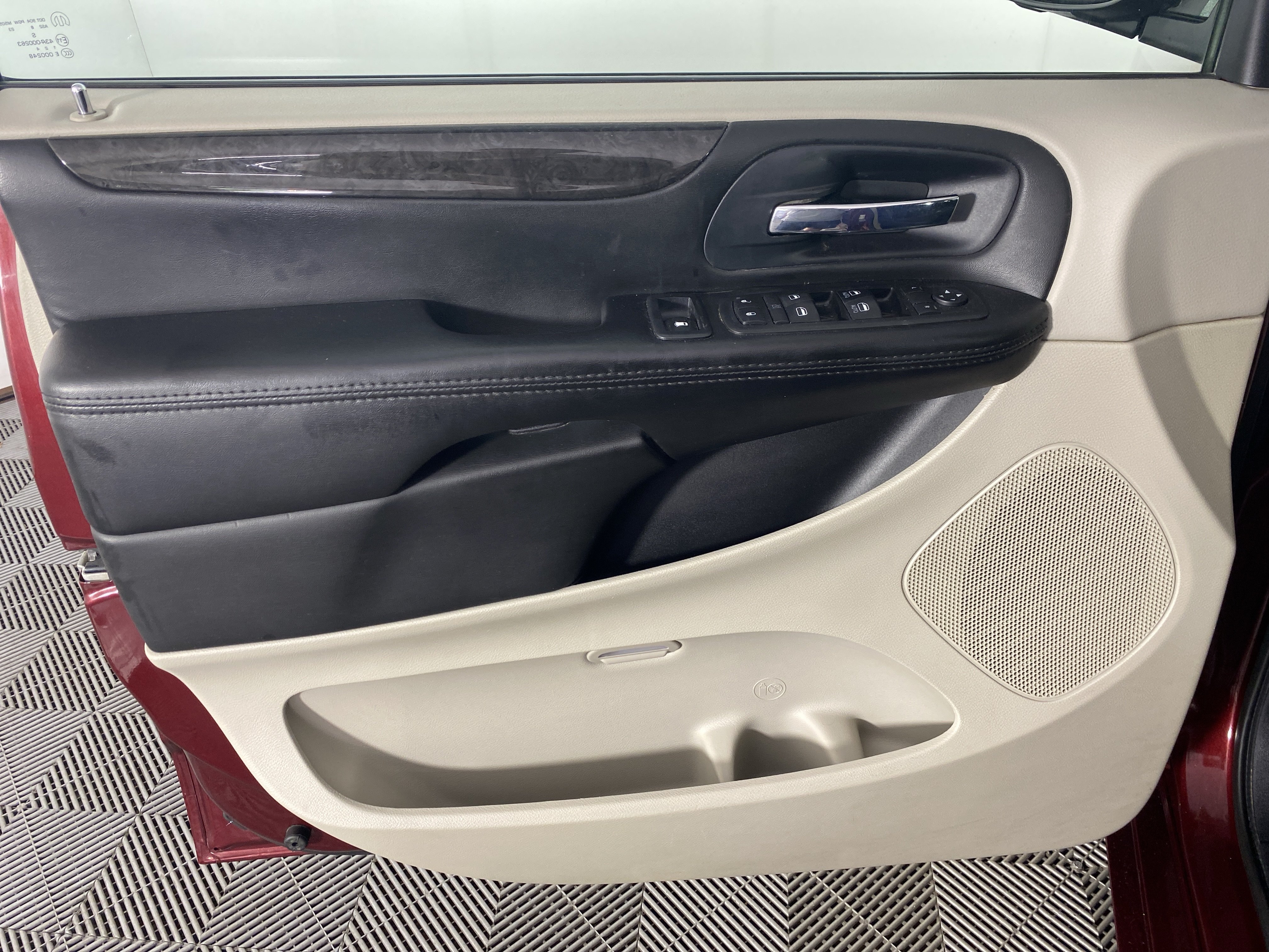 Used 2019 Dodge Grand Caravan SE w/ UConnect Hands-Free Group FWD image 11