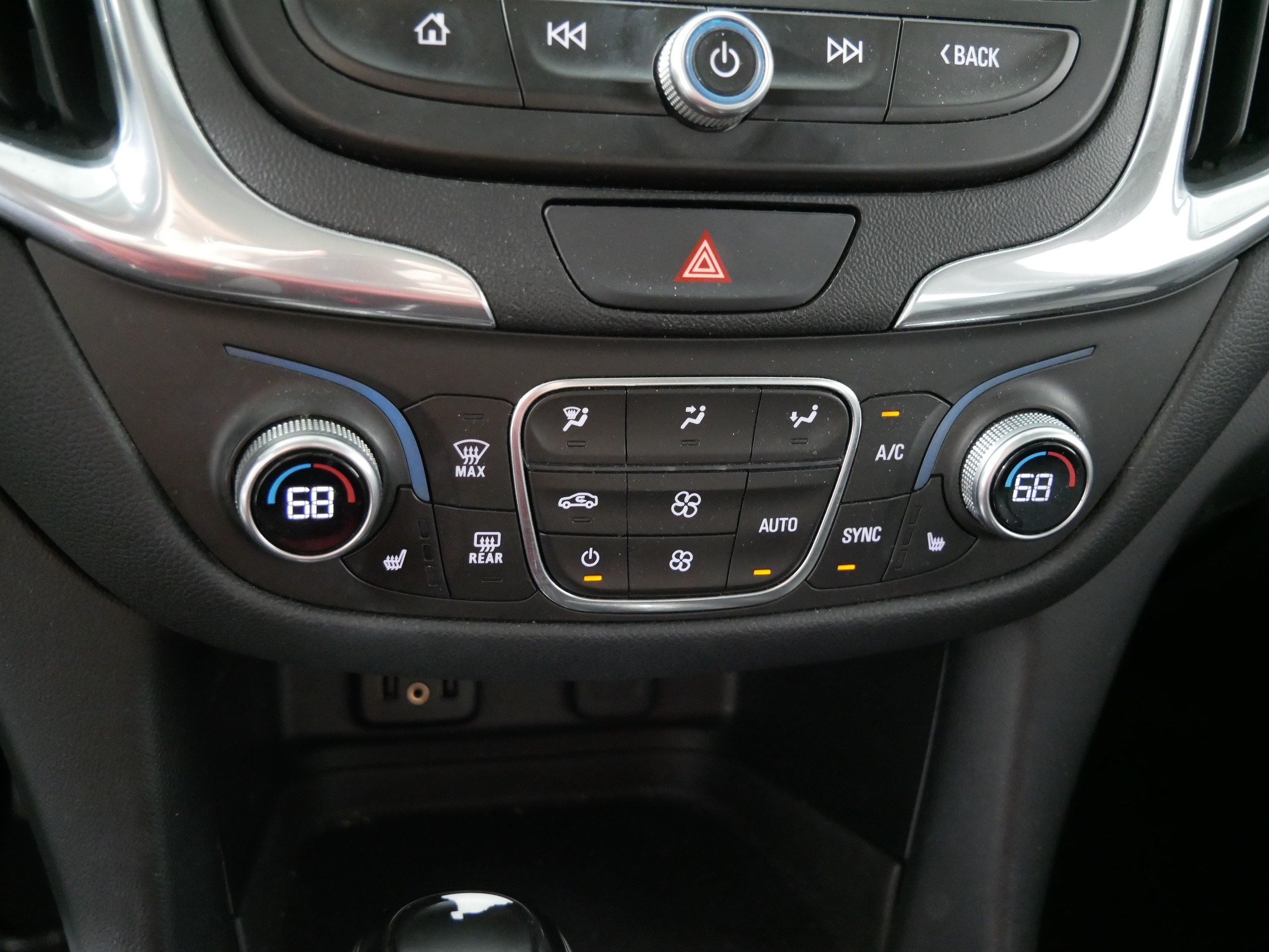 Used 2018 Chevrolet Equinox LT w/ Sun & Infotainment Package AWD/4WD image 23