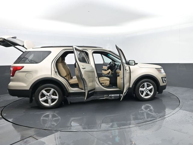 Used 2017 Ford Explorer XLT w/ Equipment Group 202A AWD/4WD image 32
