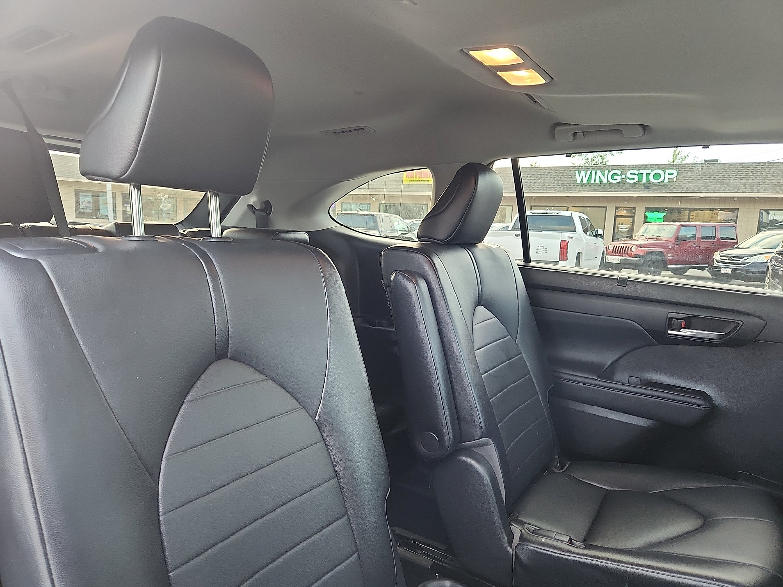 Used 2021 Toyota Highlander XLE AWD/4WD image 31
