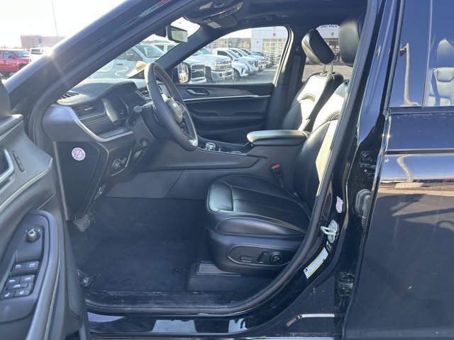 Used 2024 Jeep Grand Cherokee L Limited w/ Luxury Tech Group II image 2