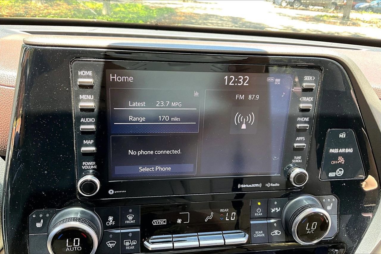 Used 2020 Toyota Highlander XLE FWD image 24
