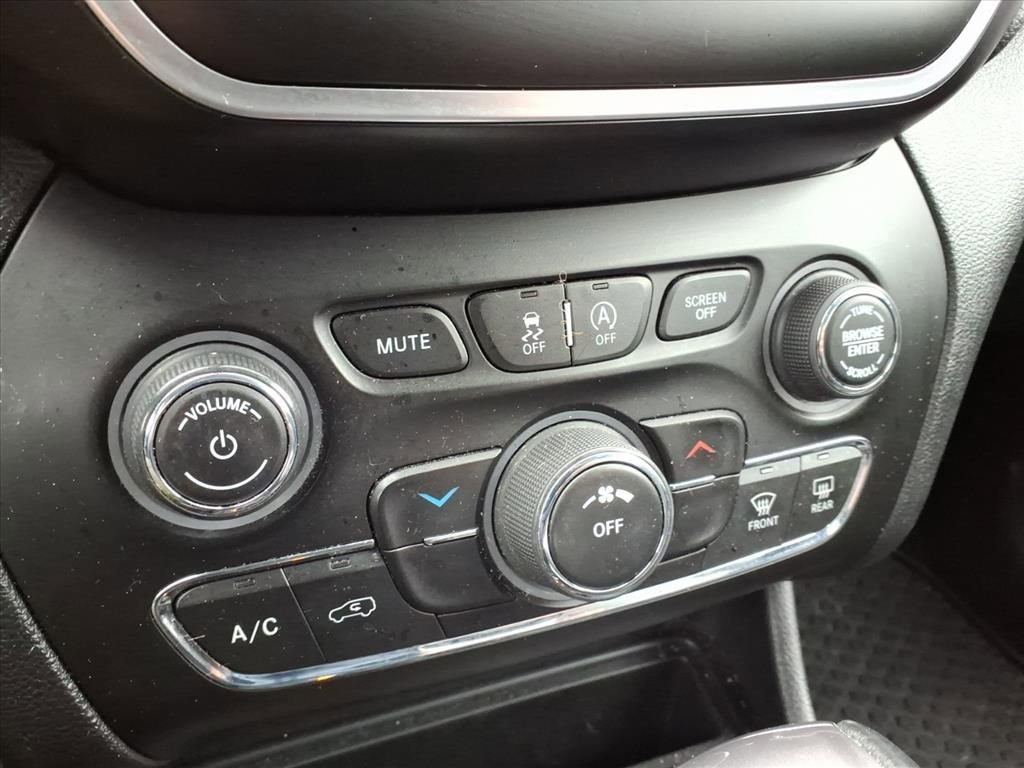 Used 2020 Jeep Cherokee Latitude Plus w/ Cold Weather Group image 18