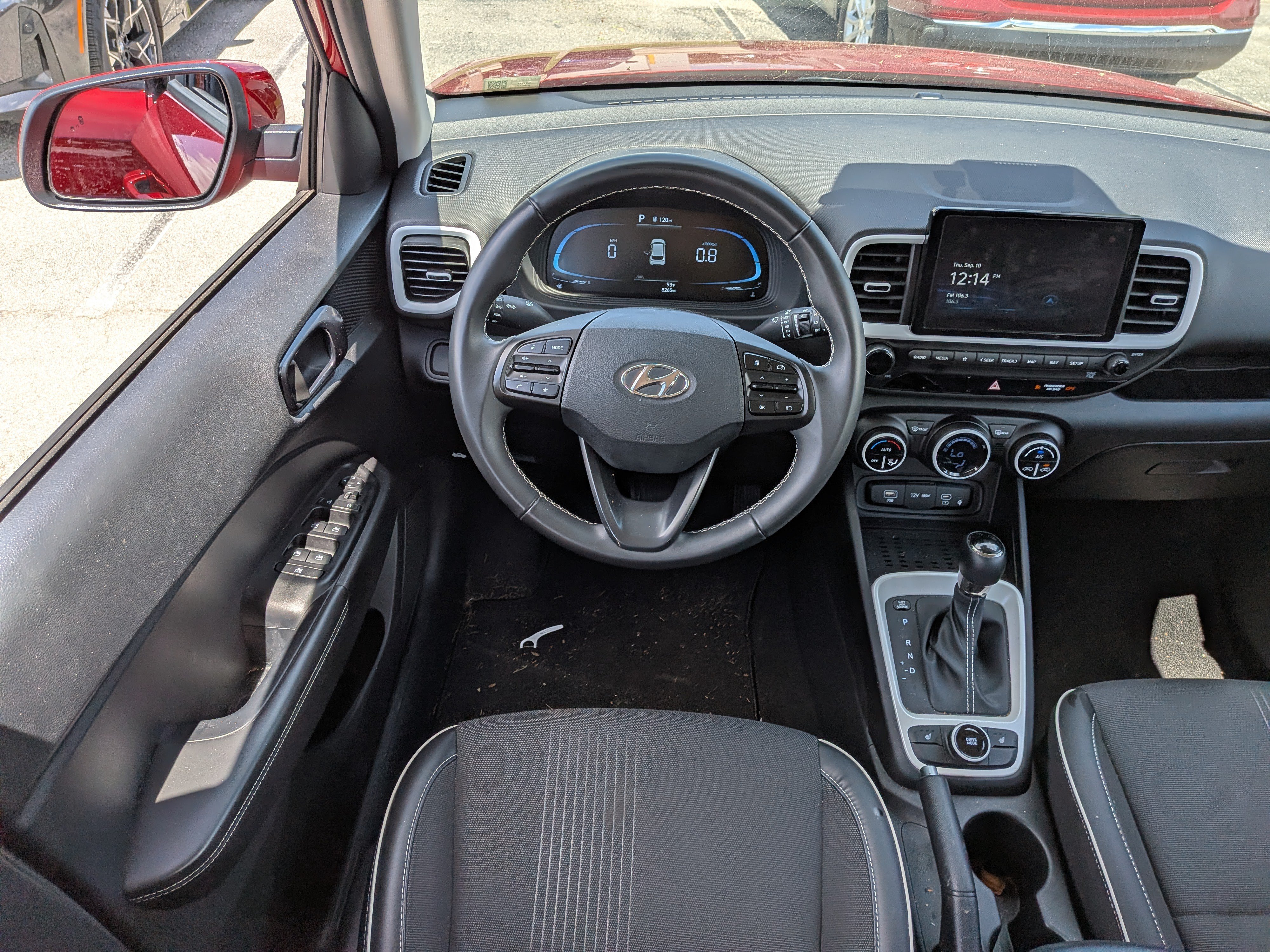 Used 2025 Hyundai Venue Limited FWD image 17