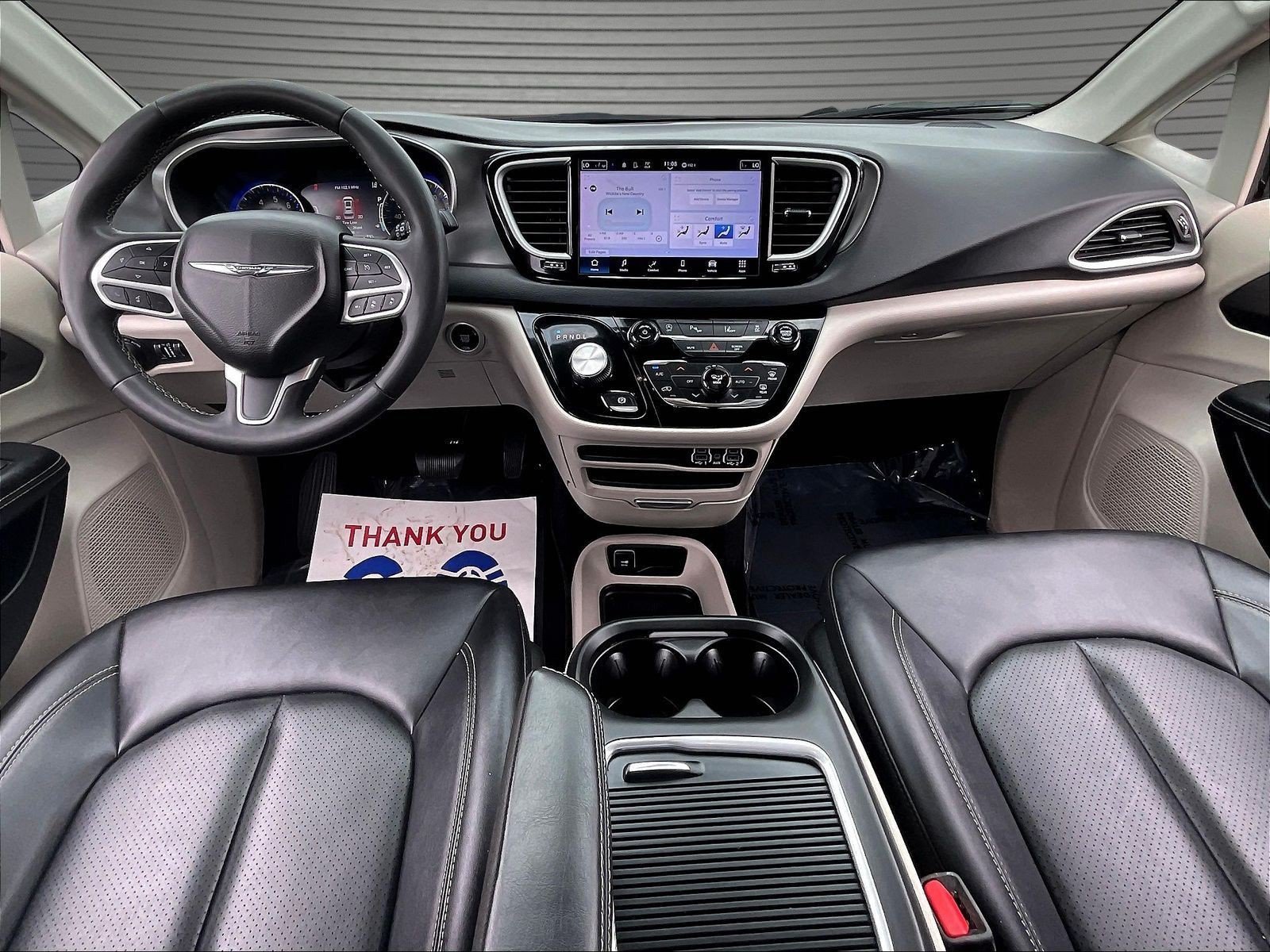 Used 2024 Chrysler Pacifica Touring-L FWD image 9