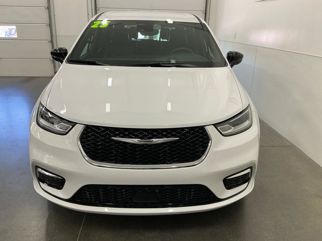 Used 2025 Chrysler Pacifica Select FWD image 8