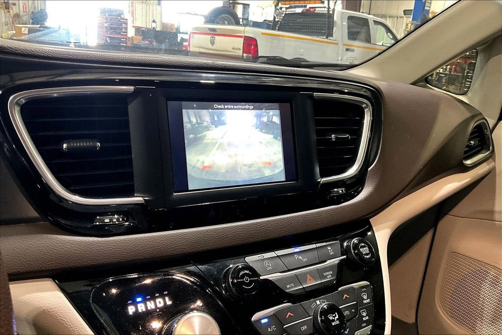 Used 2020 Chrysler Pacifica Touring w/ Tire & Wheel Group image 17