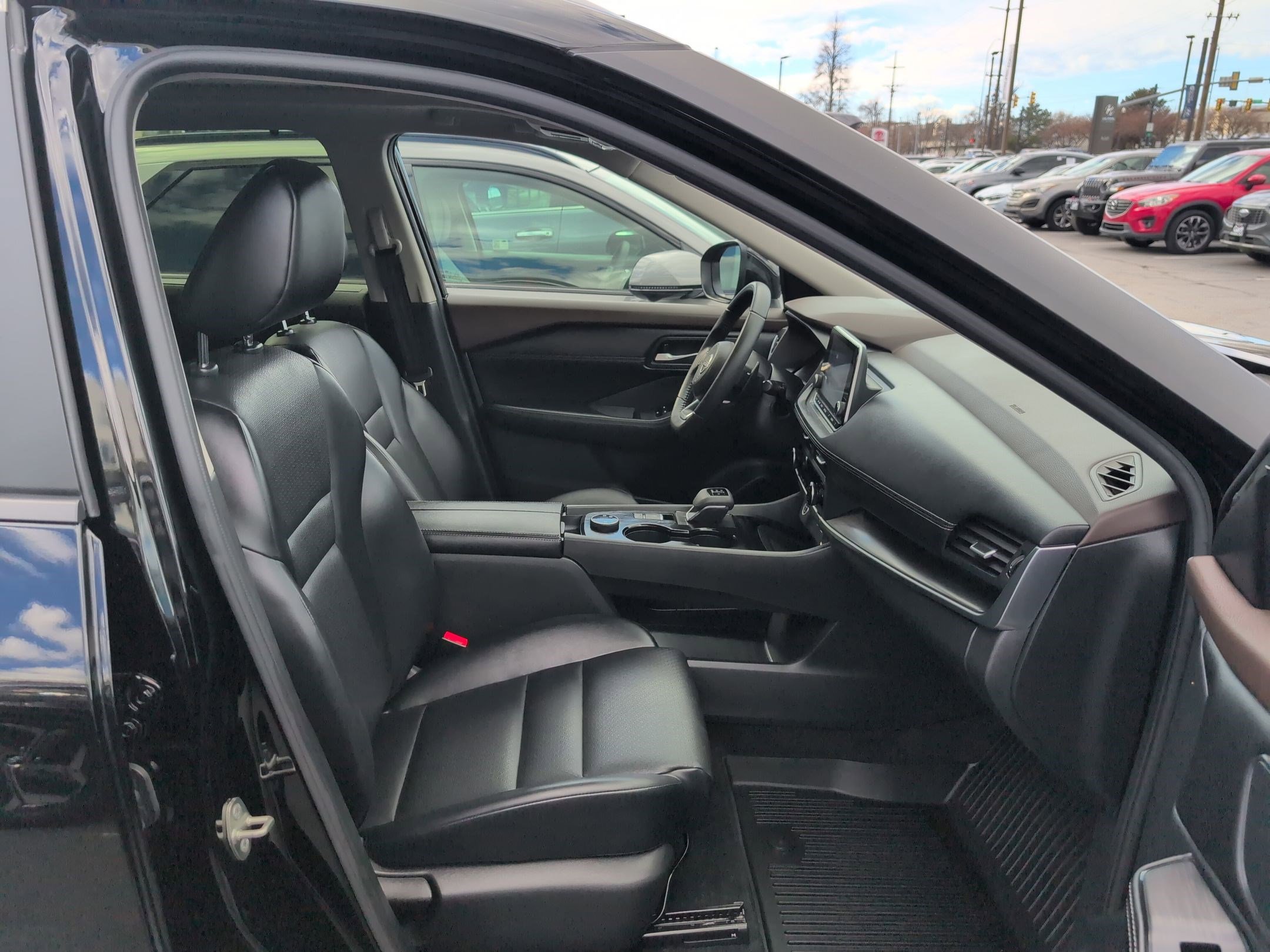 Used 2023 Nissan Rogue SV w/ SV Premium B Package image 33