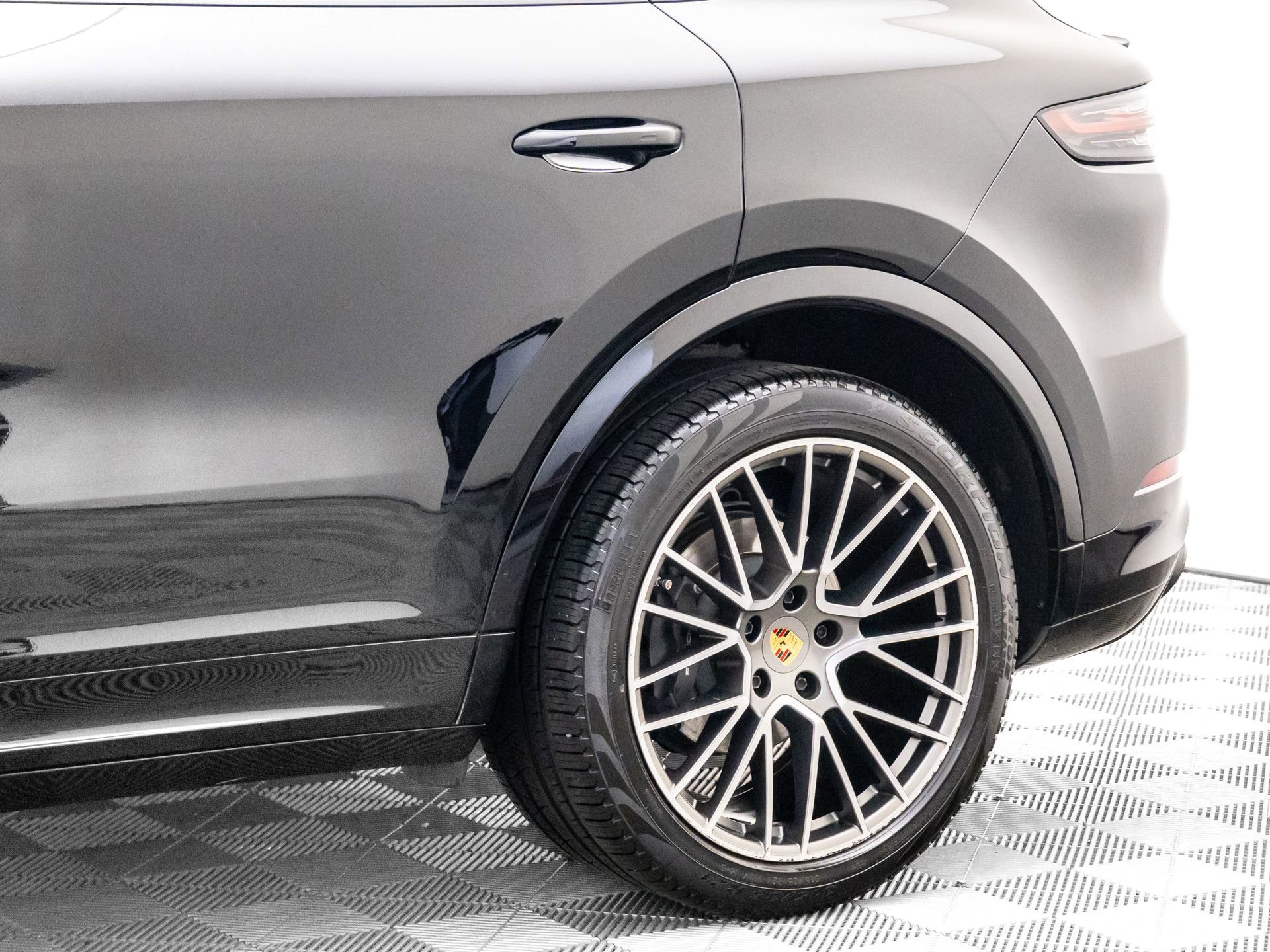 Certified 2023 Porsche Cayenne Platinum Edition image 31
