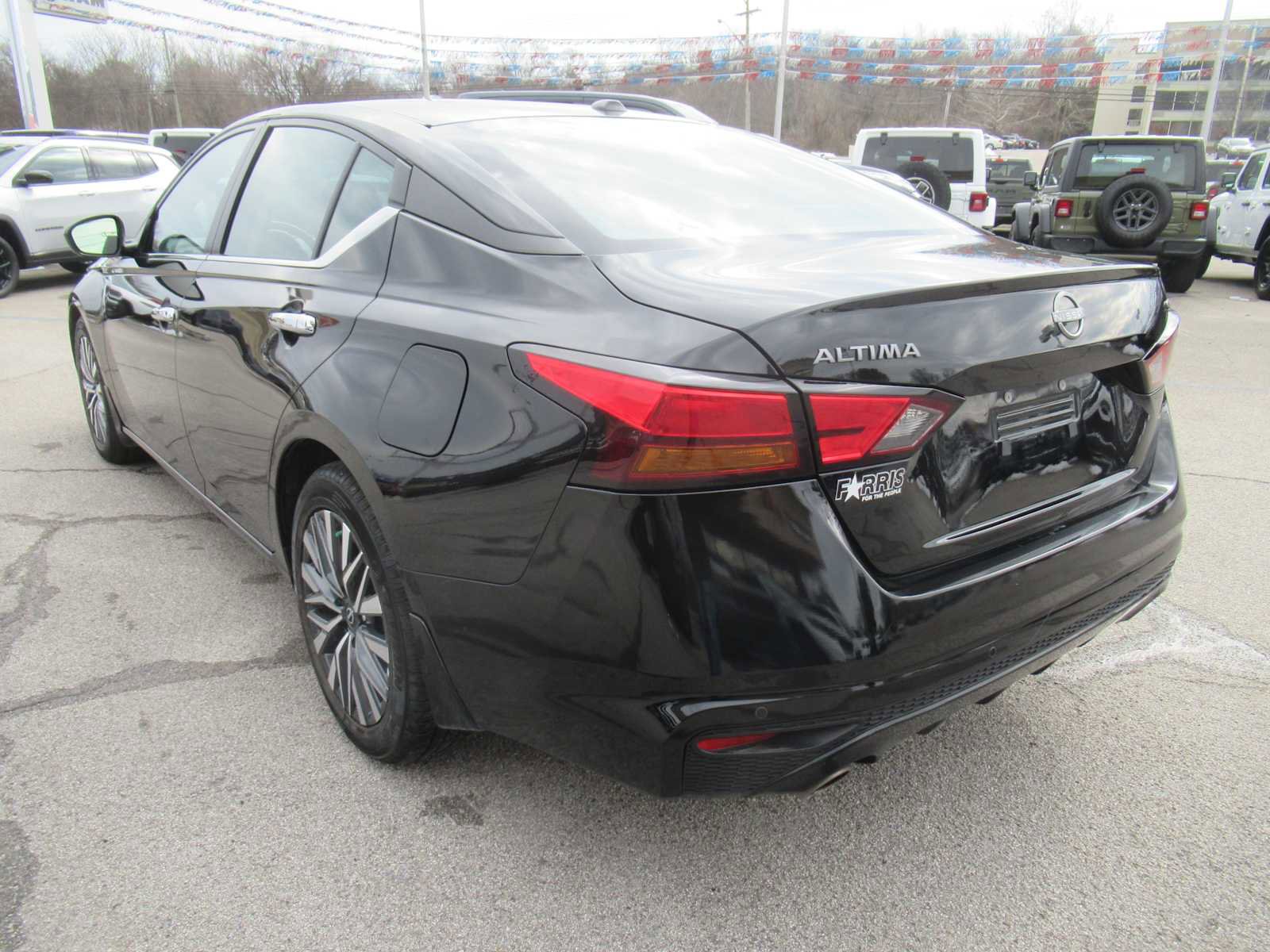 Used 2024 Nissan Altima 2.5 SV w/ SV Premium Package image 3