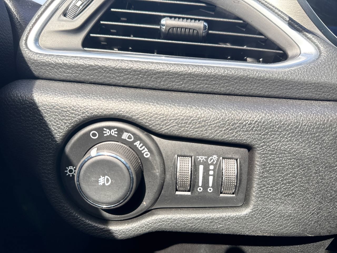 Used 2024 Chrysler Pacifica Premium image 26