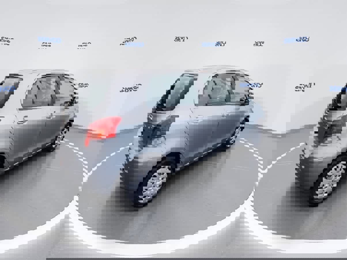 Used 2011 Toyota Yaris 4-Door Hatchback image 9