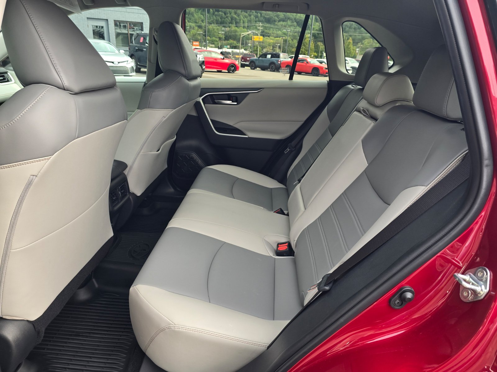 Used 2022 Toyota RAV4 XLE Premium AWD/4WD image 11