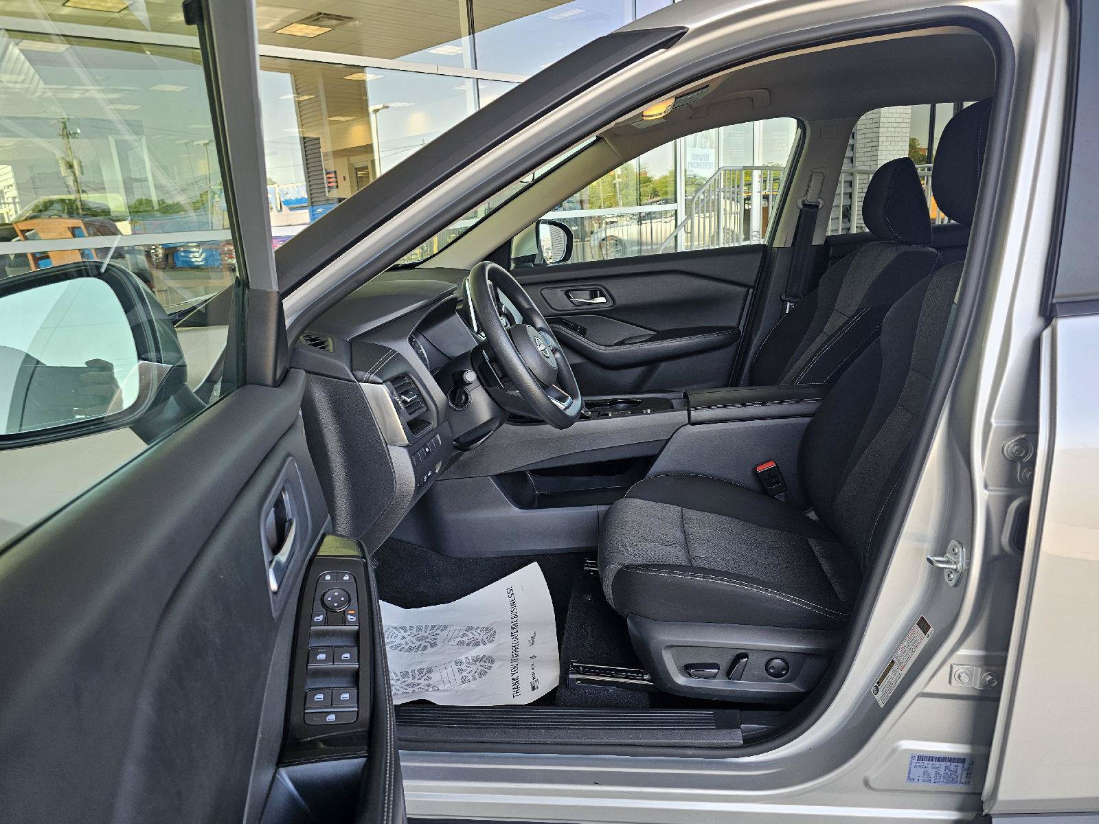 Used 2024 Nissan Rogue SV FWD image 18