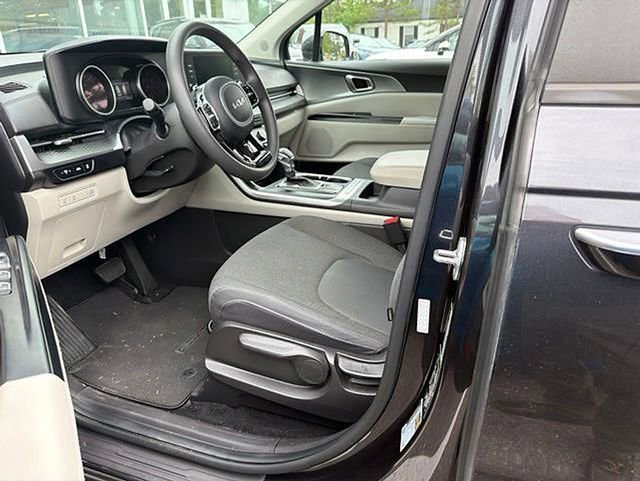Used 2023 Kia Carnival LX FWD image 12