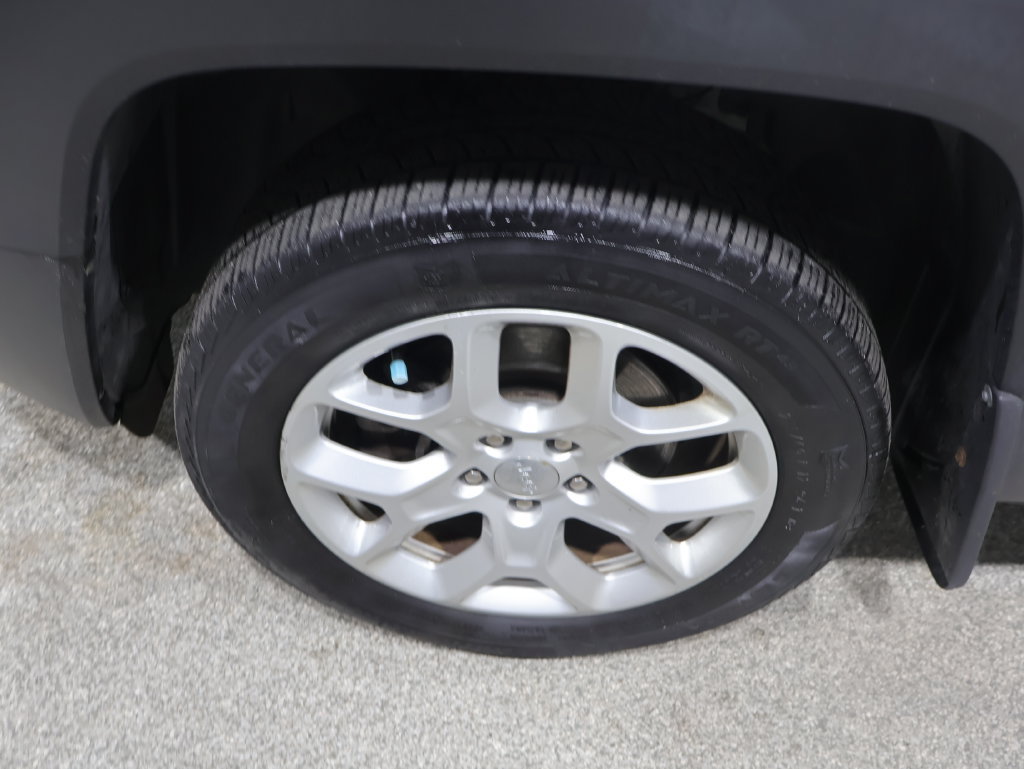 Used 2016 Jeep Renegade Latitude AWD/4WD image 9