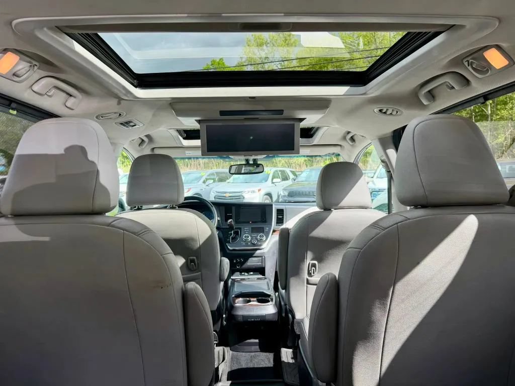 Used 2015 Toyota Sienna Limited Premium FWD image 17