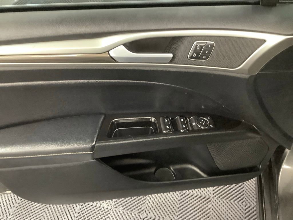 Used 2018 Ford Fusion SE w/ Fusion SE Technology Package image 9