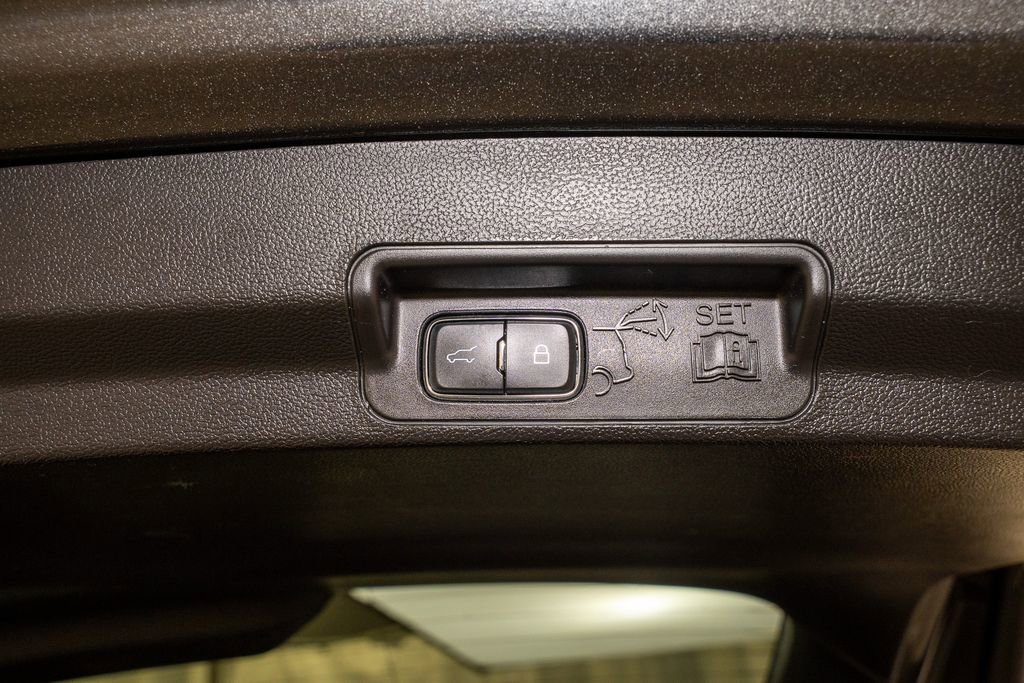 Used 2020 Ford Explorer XLT w/ Comfort Package image 6