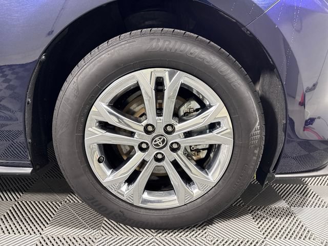 Used 2024 Toyota Sienna Platinum AWD/4WD image 11
