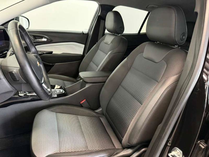 Used 2025 Chevrolet Trax LT w/ LT Convenience Package FWD image 19