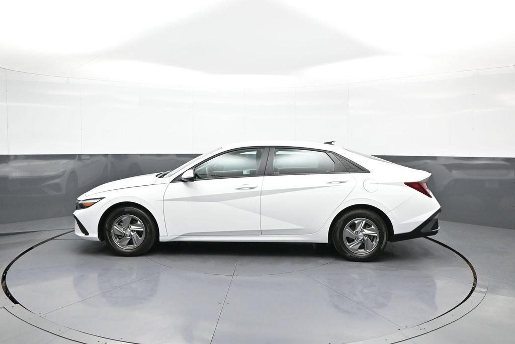 Certified 2025 Hyundai Elantra SE w/ Cargo Package FWD image 9
