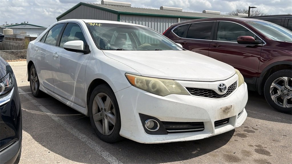 Used 2014 Toyota Camry SE image 3
