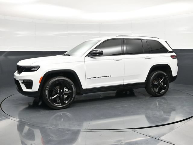 Used 2025 Jeep Grand Cherokee Limited w/ Black Appearance Package AWD/4WD image 9