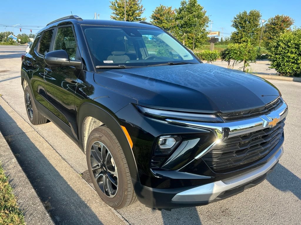 Used 2024 Chevrolet TrailBlazer LT AWD/4WD image 2