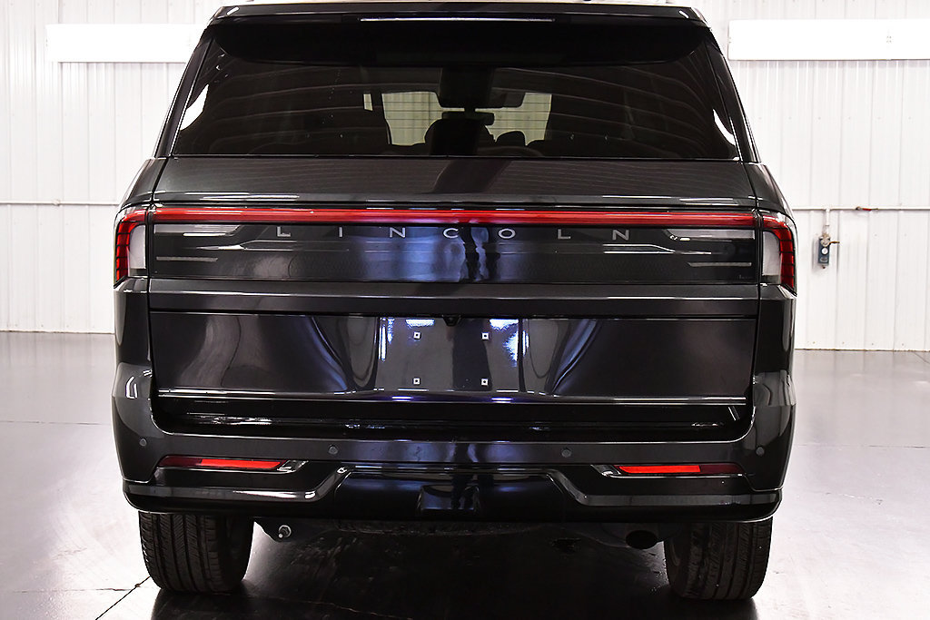 Used 2025 Lincoln Navigator Reserve AWD/4WD image 6