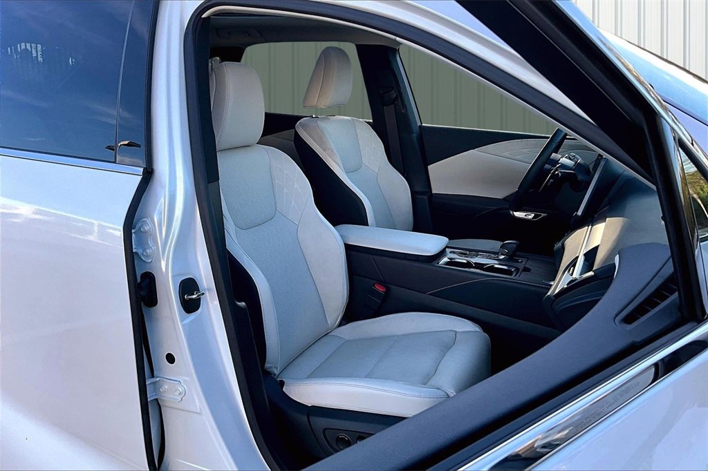 Used 2024 Lexus RX 450h AWD w/ Luxury Package image 17