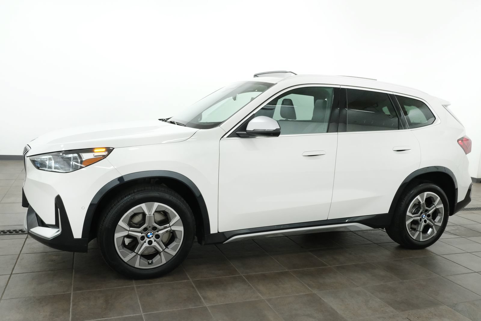 Used 2023 BMW X1 xDrive28i w/ Premium Package AWD/4WD image 2
