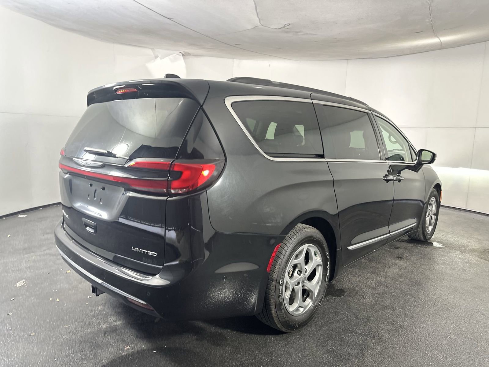 Used 2022 Chrysler Pacifica Limited FWD image 8