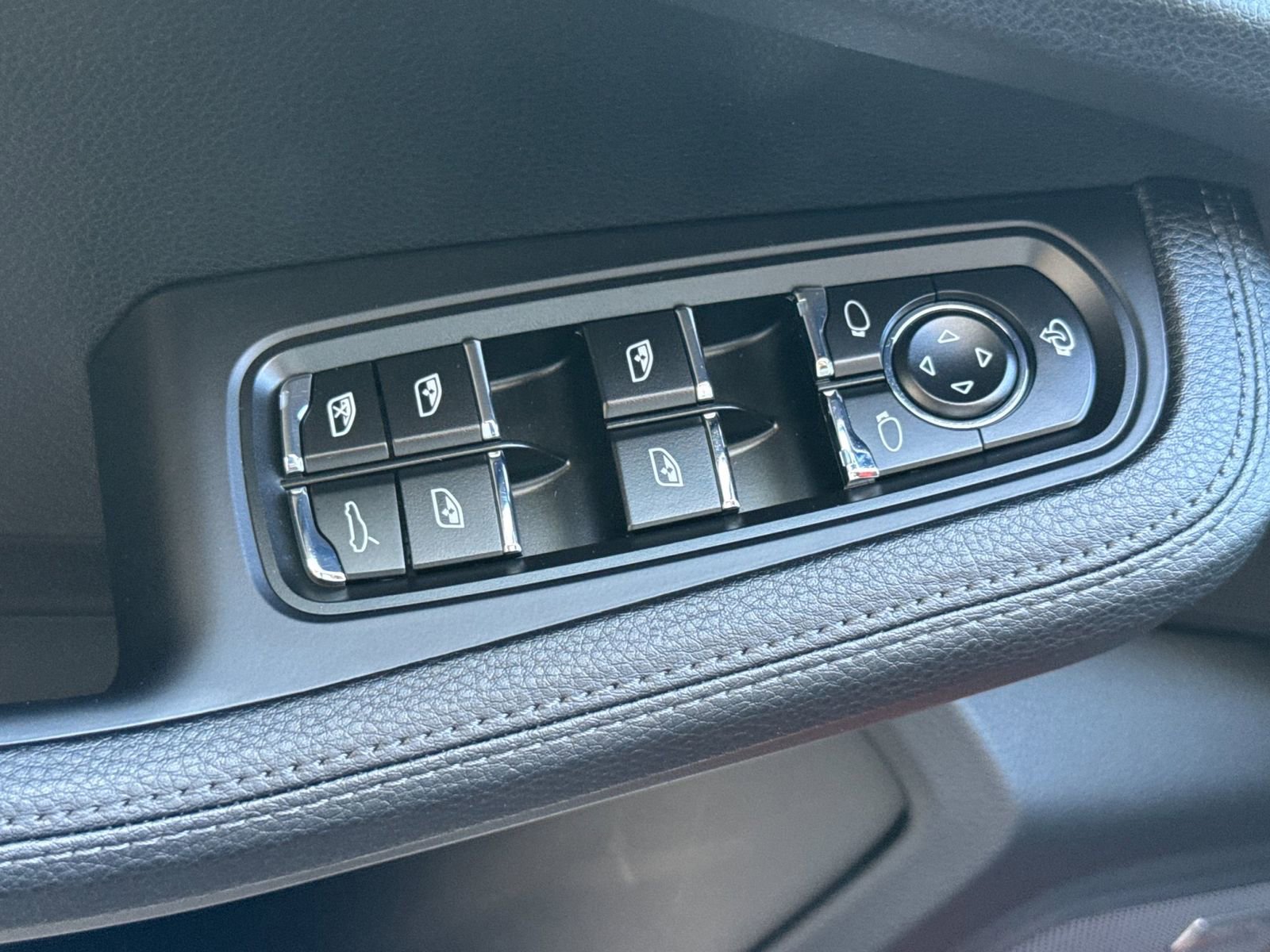 Certified 2025 Porsche Macan image 13