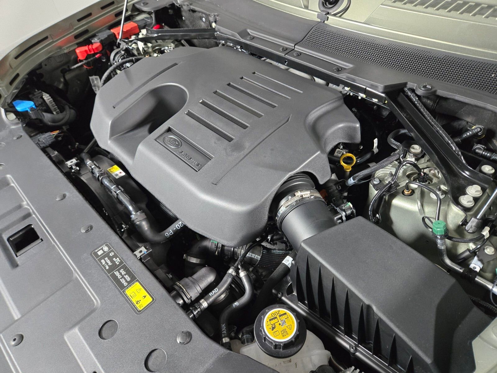 Used 2025 Land Rover Defender 110 X-Dynamic SE image 20