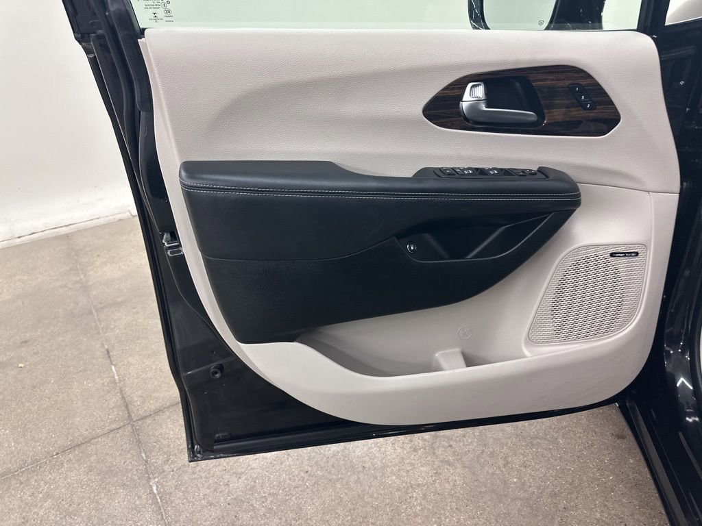 Used 2022 Chrysler Pacifica Limited image 30