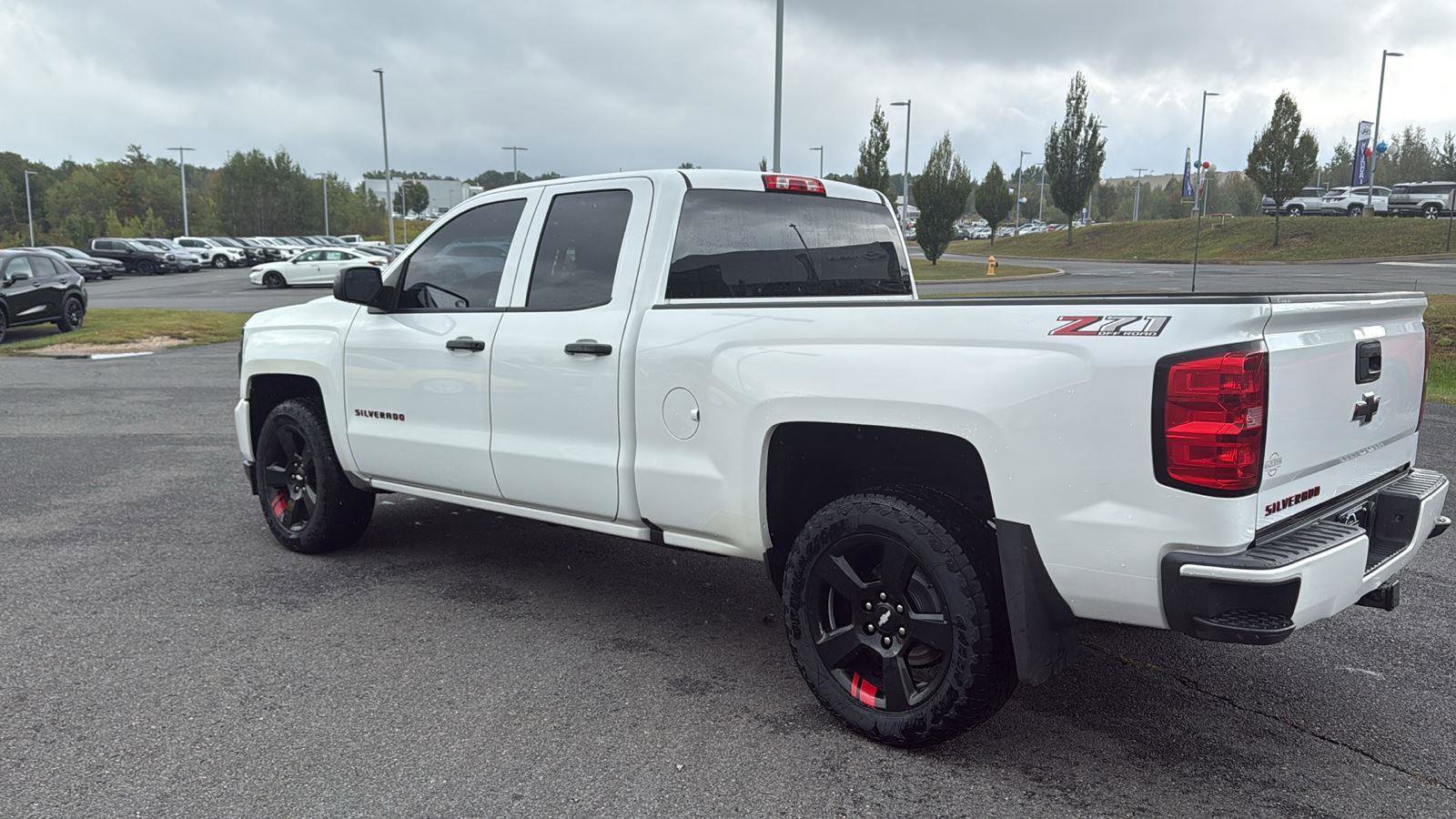 Used 2018 Chevrolet Silverado 1500 LT w/ Redline Edition image 10